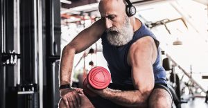 Homem da Terceira Idade fazendo Musculação